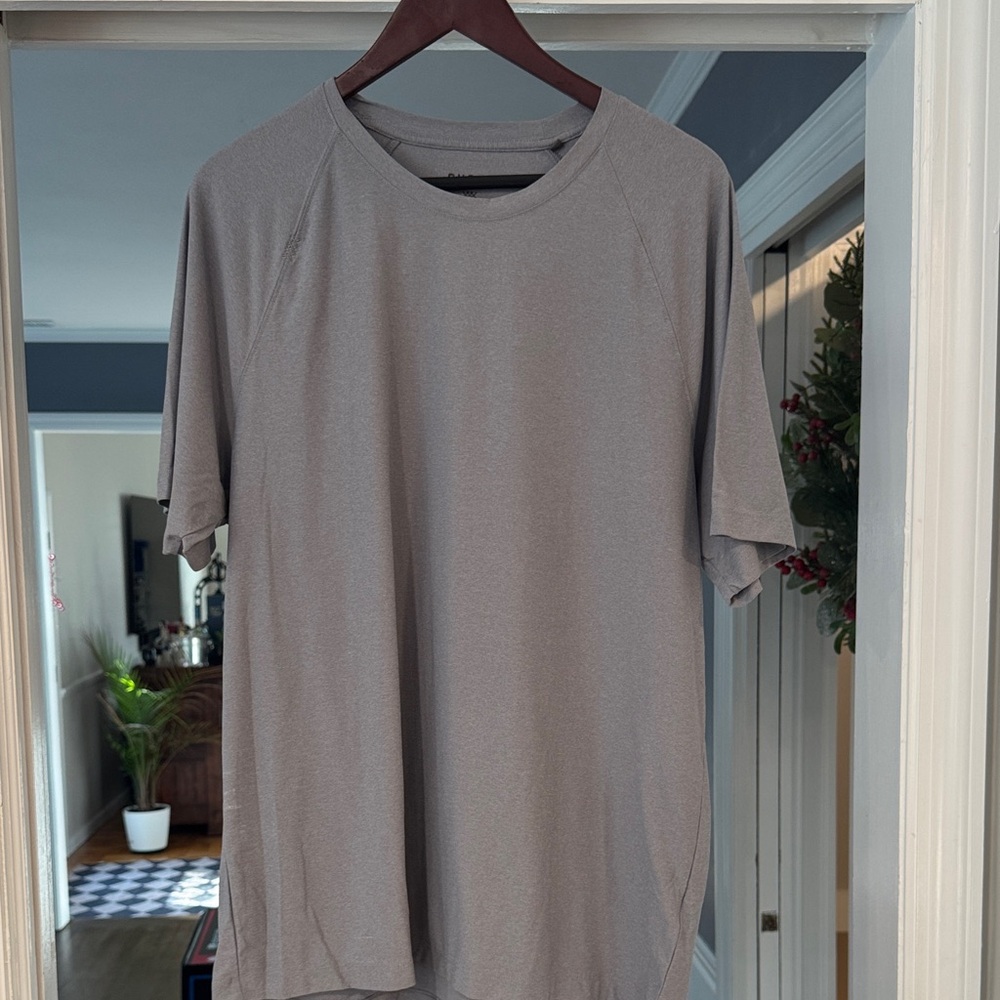 Rhone Men's Light Gray Reign T-Shirt, Size XL.